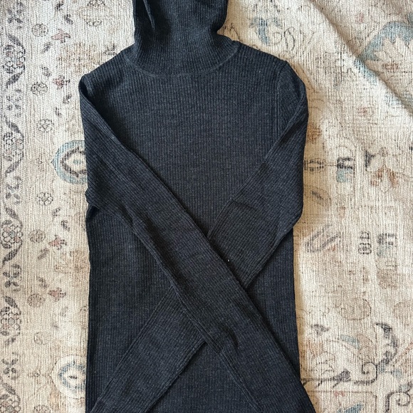 UNIQLO Ribbed Turtleneck in Dark Gray - Picture 2 of 2